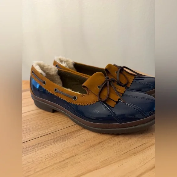 New UGG Haylie Women's Navy Patent and Chestnut shearling rain shoes - Picture 2 of 5